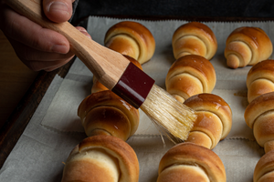 卵液やバターを塗るためのハケ、パンの焼き色とツヤ出しに使用