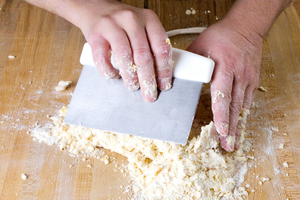 ベタつく生地を扱うためのスケッパー、パン作り初心者の必需品