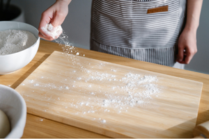 パン生地をこねるための作業台、生地を扱いやすくする便利な道具