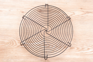 焼き上がったパンを冷ますケーキクーラー、底の湿気を防ぐ