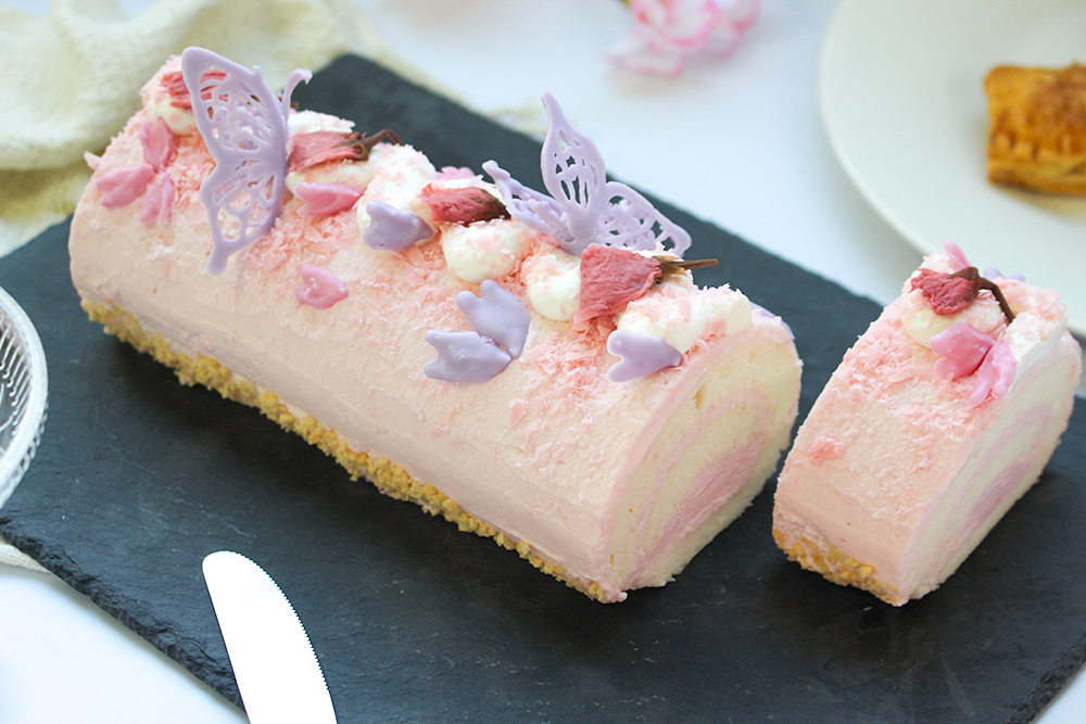 桜のホワイトロールケーキの画像