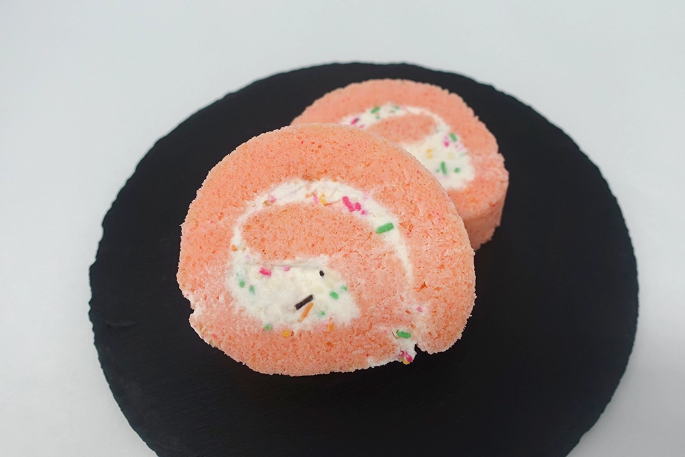 カラフルチョコロールケーキの画像