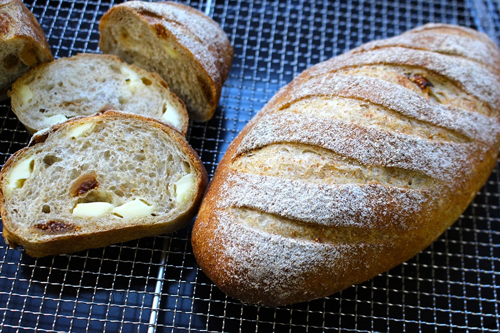 イチジクとチーズのライ麦パンの画像