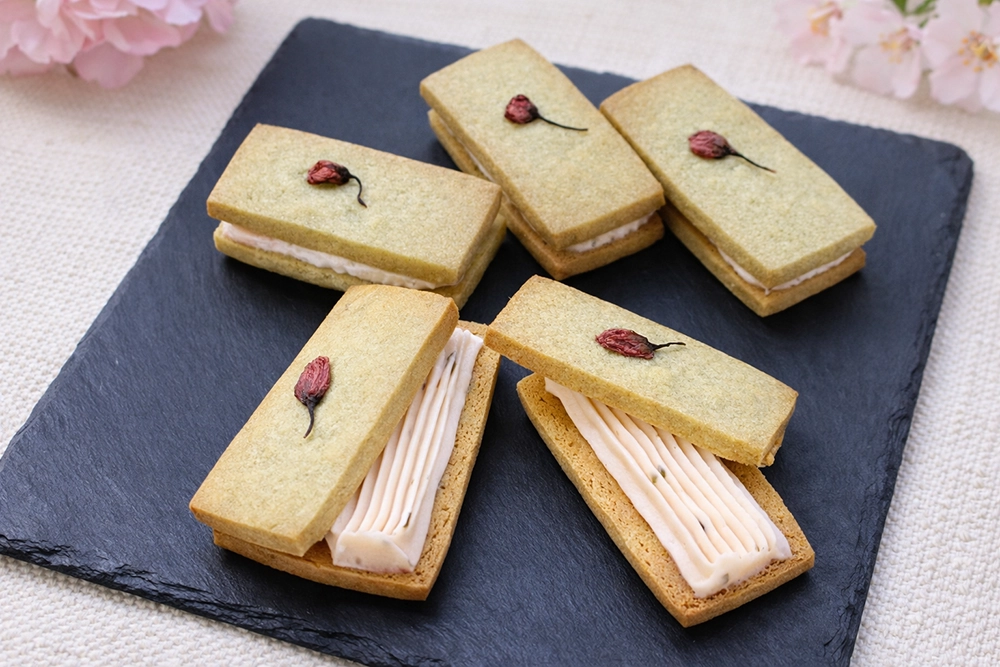 桜ガナッシュサンドクッキー（桜あん×ホワイトチョコ）の画像