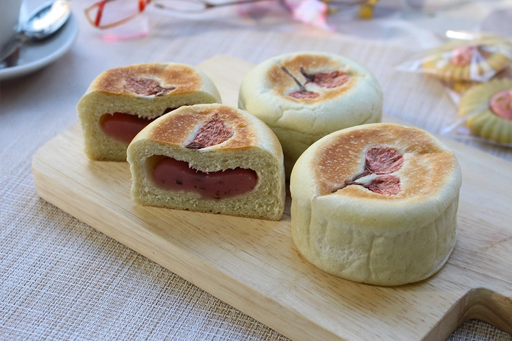 桜の平焼きあんぱんの画像