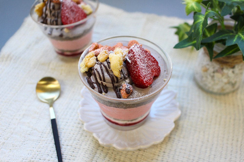 苺ムースのミニパフェの画像