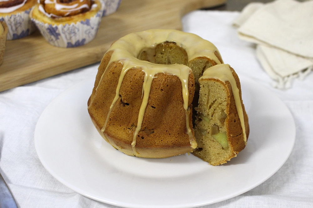 サツマイモとリンゴのケーキの画像