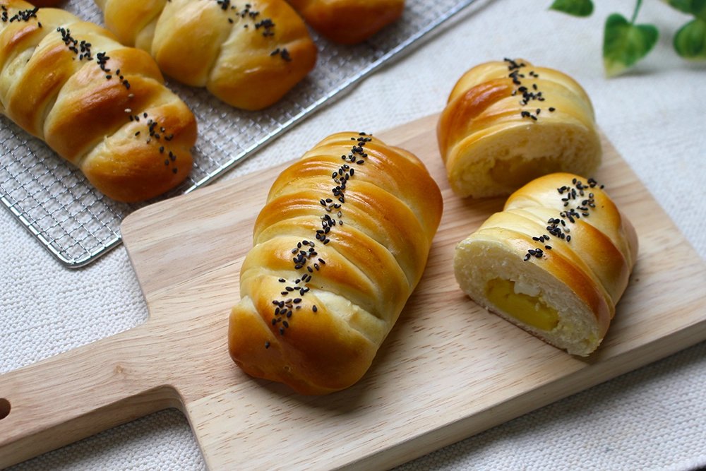 〈クリームチーズ入り〉スイートポテトパンの画像