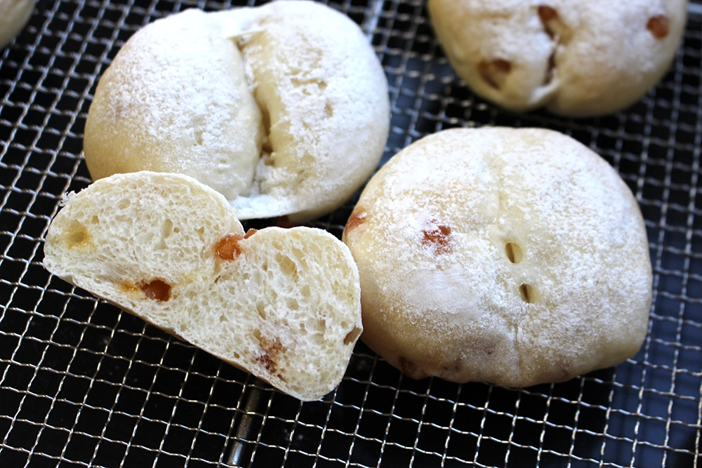 粒ジャム(キャラメル)入り白パンの画像