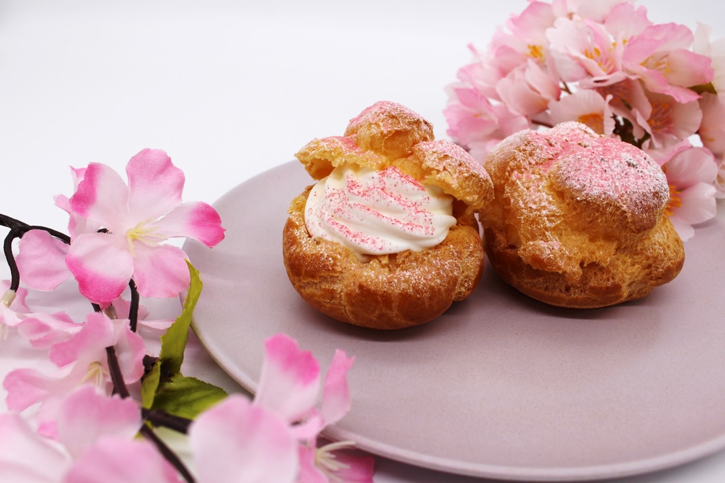 桜のシュークリームの画像